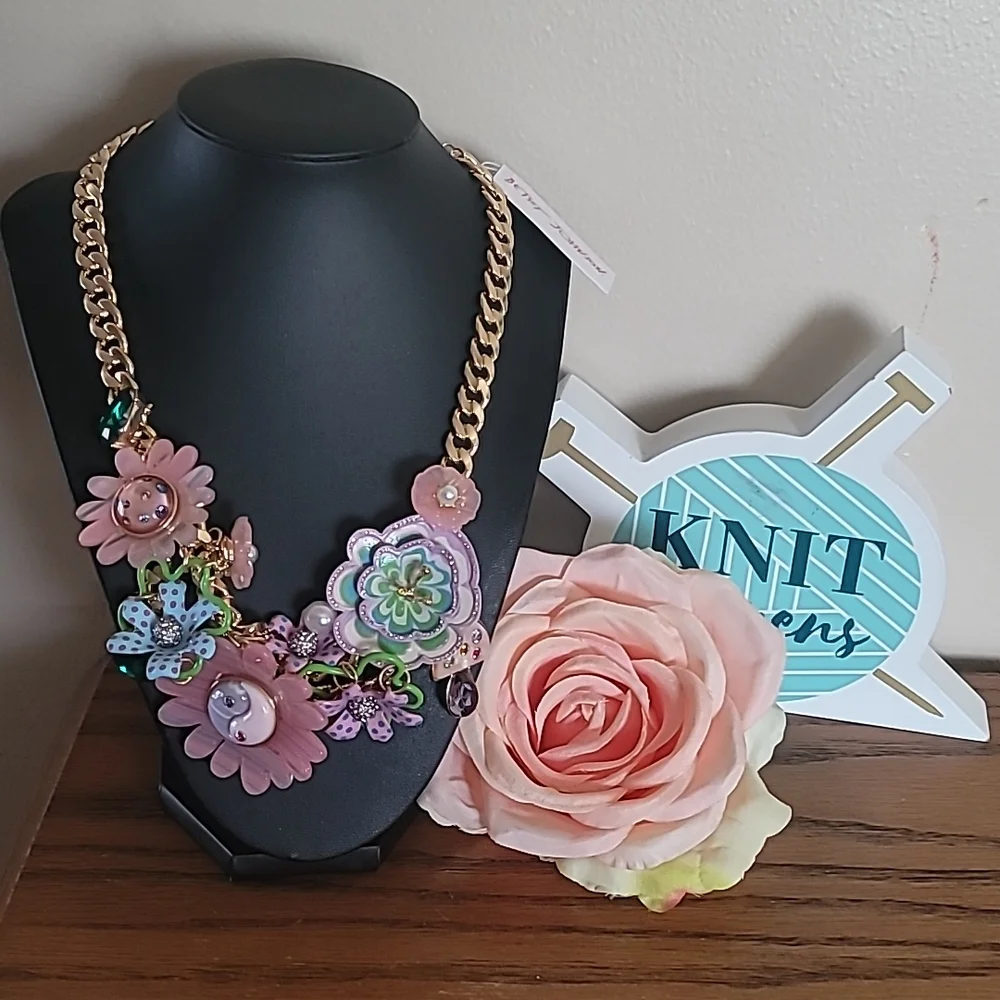 Betsey Johnson flower necklace - Picture 2 of 8